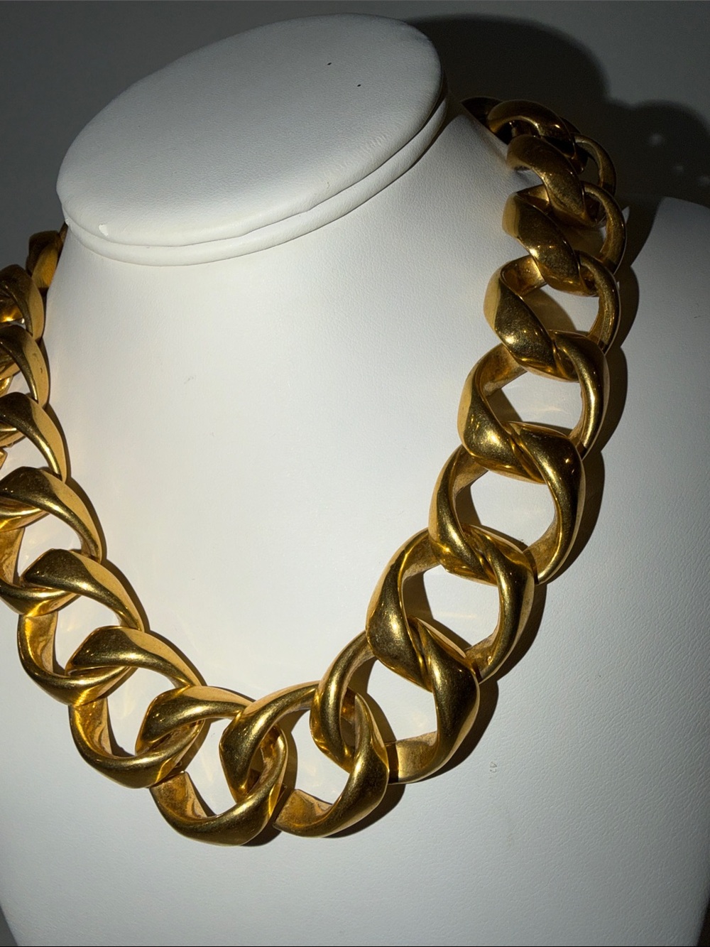 Heavy goldtone statement link necklace - Picture 4 of 12